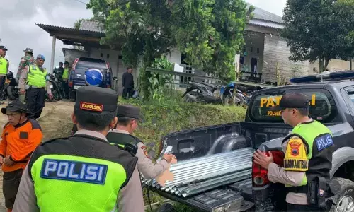 Polisi salurkan bantuan seng pada korban angin kencang di Wonosobo