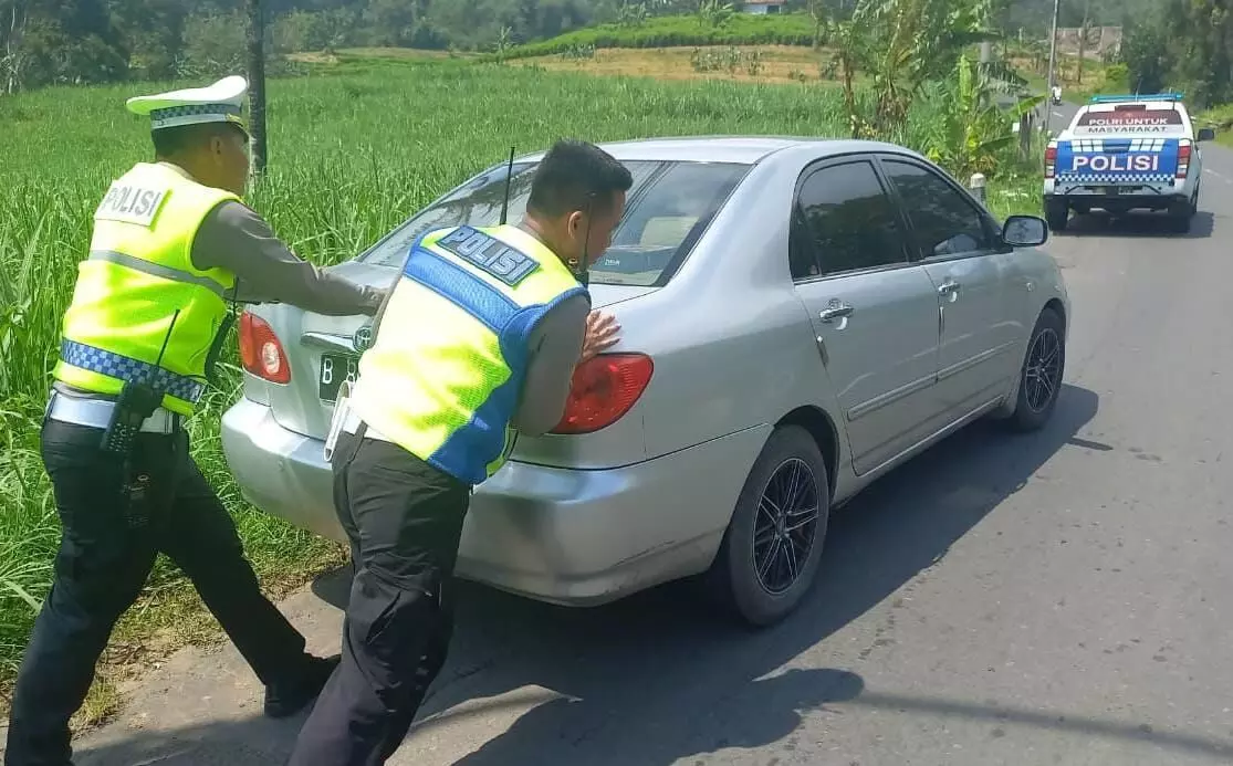 Libur Natal banyak kendaraan mogok di jalur wisata Lereng Gunung Muria Libur Natal banyak kendaraan mogok di jalur wisata Lereng Gunung Muria