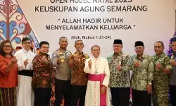 Para pimpinan dan tokoh agama bersilaturahmi ke gereja katolik dan pantekosta di Hari Natal