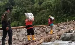 Relawan Kota Tangerang susuri sungai antarkan bantuan ke Sumbar