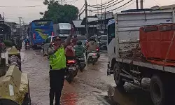 Jalur Pantura Kudus tergenang banjir, Satlantas Polres Kudus sigap bantu pengendara