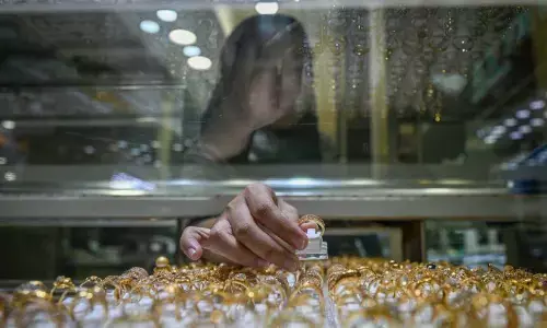 Jumat ini harga dua jenama emas di Pegadaian merosot