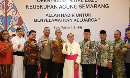 Para pimpinan dan tokoh agama bersilaturahmi ke gereja katolik dan pantekosta di Hari Natal
