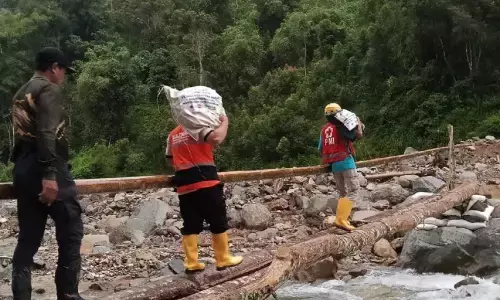 Relawan Kota Tangerang susuri sungai antarkan bantuan ke Sumbar