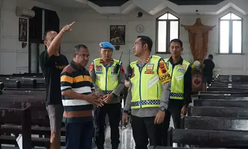 Kapolres Tegal pimpin pengecekan dan sterilisasi Gereja Santo Yosef Mejasem dalam rangka Operasi Lilin Candi 2025