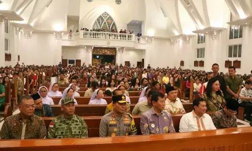 Patroli kendaraan R2, Kapolda Sulut bersama Pangdam XIII/Merdeka pantau suasana malam Natal di Kota Manado