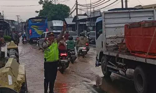 Jalur Pantura Kudus tergenang banjir, Satlantas Polres Kudus sigap bantu pengendara