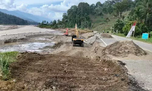 Konektivitas dipulihkan, Hutama Karya kerahkan alat berat di Aceh Tamiang Konektivitas dipulihkan, Hutama Karya kerahkan alat berat di Aceh Tamiang