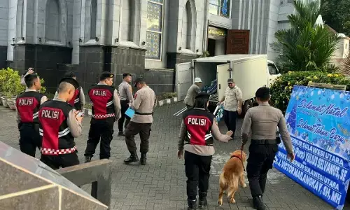 Unit Polsatwa Ditsamapta Polda Sulut lakukan sterilisasi Gereja jelang ibadah malam Natal