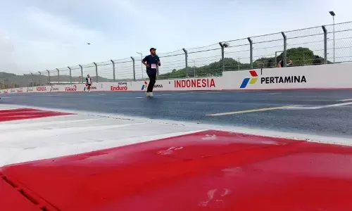 Peserta ajang lari Mandalika Last Sunday berdonasi untuk korban banjir