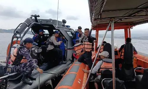 KM Putri Sakinah tenggelam di perairan Pulau Padar, 4 orang masih dicari KM Putri Sakinah tenggelam di perairan Pulau Padar, 4 orang masih dicari