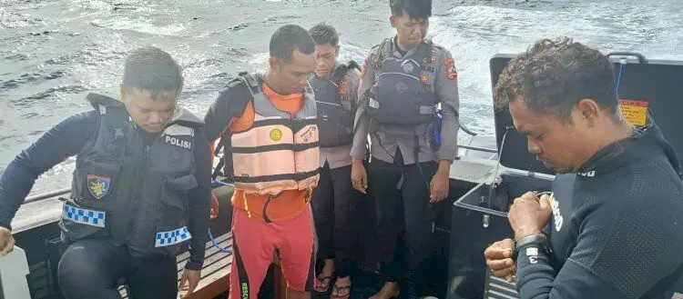 Tim SAR temukan satu korban KM Putri Sakinah yang tenggelam di perairan Pulau Padar Tim SAR temukan satu korban KM Putri Sakinah yang tenggelam di perairan Pulau Padar