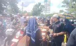 SMSI Kalsel bagikan sajadah dan kopiah kepada jemaah 5 Rajab