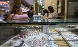 Harga emas Antam Senin ini turun Rp9.000 menjadi Rp2,596 juta/gram