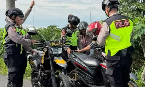 Satgas Preventif Operasi Lilin Candi Polres Kudus bantu warga kehabisan BBM di jalur wisata