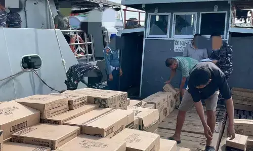 TNI AL amankan kapal tak berdokumen bawa kayu dan narkoba di Karimun