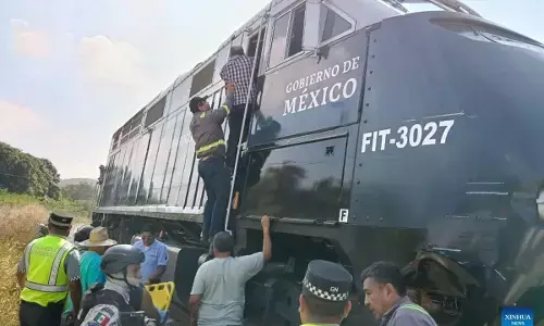 Tragedi kereta anjlok di Meksiko, 13 orang tewas dan 98 terluka Tragedi kereta anjlok di Meksiko, 13 orang tewas dan 98 terluka