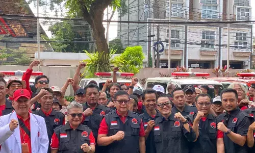 Hasto Kristiyanto lepas 30 ambulans PDIP ke Sumatra: Bawa Pesan Kemanusiaan Megawati