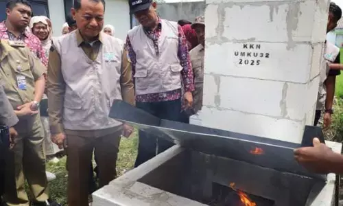 Mahasiswa UMKU bantu insinerator untuk pengelolaan sampah di Desa Karang Bener