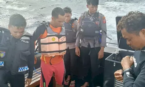 Tim SAR temukan satu korban KM Putri Sakinah yang tenggelam di perairan Pulau Padar