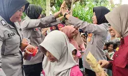 Tim Polres Lhokseumawe hibur anak korban bencana di pengungsian