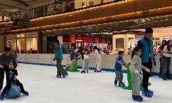 Sensasi main “salju” di mal jadi pilihan warga liburan akhir tahun