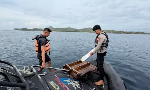 Tim SAR temukan serpihan badan kapal wisata tenggelam di Labuan Bajo