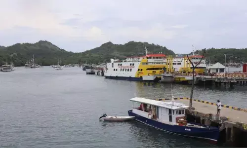 Cuaca ekstrem, KSOP hentikan pelayaran di Labuan Bajo Cuaca ekstrem, KSOP hentikan pelayaran di Labuan Bajo