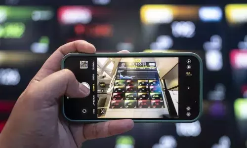 IHSG ditutup menguat di level 8.646,94 pada akhir perdagangan 2025