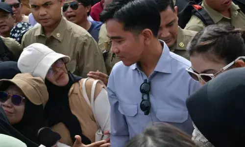 Gibran sapa warga yang berlibur di Kawasan Inti Pusat Pemerintahan IKN Gibran sapa warga yang berlibur di Kawasan Inti Pusat Pemerintahan IKN