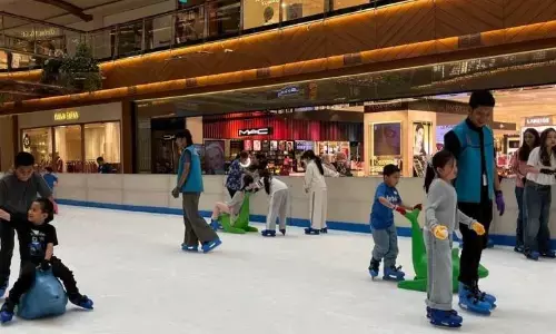 Sensasi main “salju” di mal jadi pilihan warga liburan akhir tahun