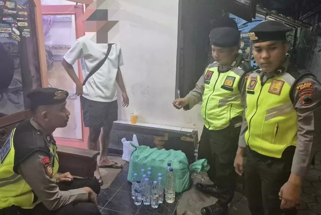 Jelang pergantian tahun, Polres Kudus razia warung dan toko penjual miras Jelang pergantian tahun, Polres Kudus razia warung dan toko penjual miras