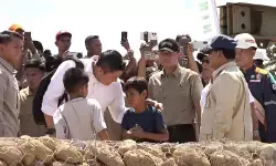 Seskab Teddy bagikan permen untuk anak-anak saat dampingi Prabowo