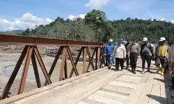 Prabowo seberangi jembatan bailey yang baru rampung dipasang di Garoga