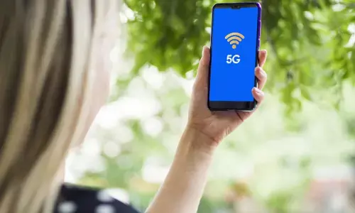 Sinyal HP hilang saat malam Tahun Baru? ini sebabnya