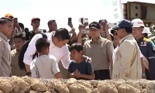 Seskab Teddy bagikan permen untuk anak-anak saat dampingi Prabowo Seskab Teddy bagikan permen untuk anak-anak saat dampingi Prabowo