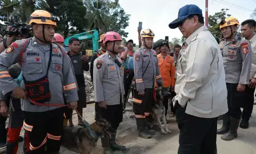 Prabowo hentikan mobilnya, sapa polisi yang cari jasad korban banjir Prabowo hentikan mobilnya, sapa polisi yang cari jasad korban banjir