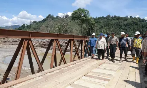 Prabowo seberangi jembatan bailey yang baru rampung dipasang di Garoga Prabowo seberangi jembatan bailey yang baru rampung dipasang di Garoga