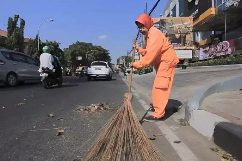Petugas kebersihan DLH disiagakan di pusat keramaian