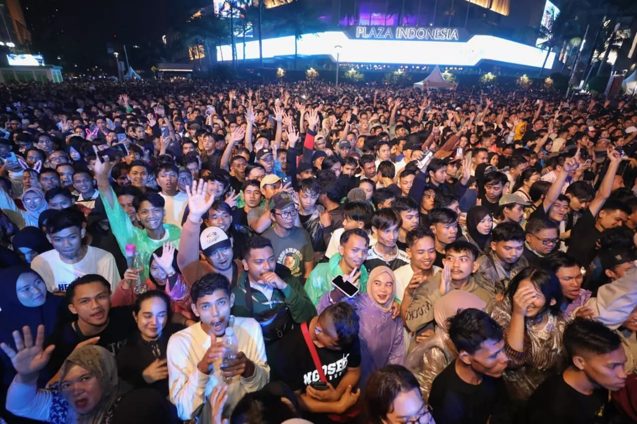 Sarat empati solidaritas, masyarakat apresiasi perayaan tahun baru di Bundaran HI