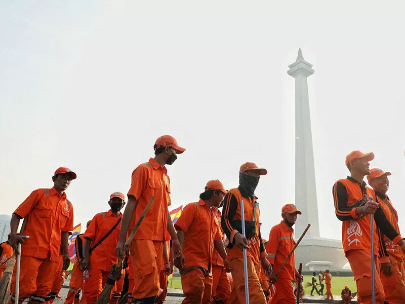 Gercep, pasukan oranye DLH bikin Jakarta bersih kembali usai Malam Tahun Baru