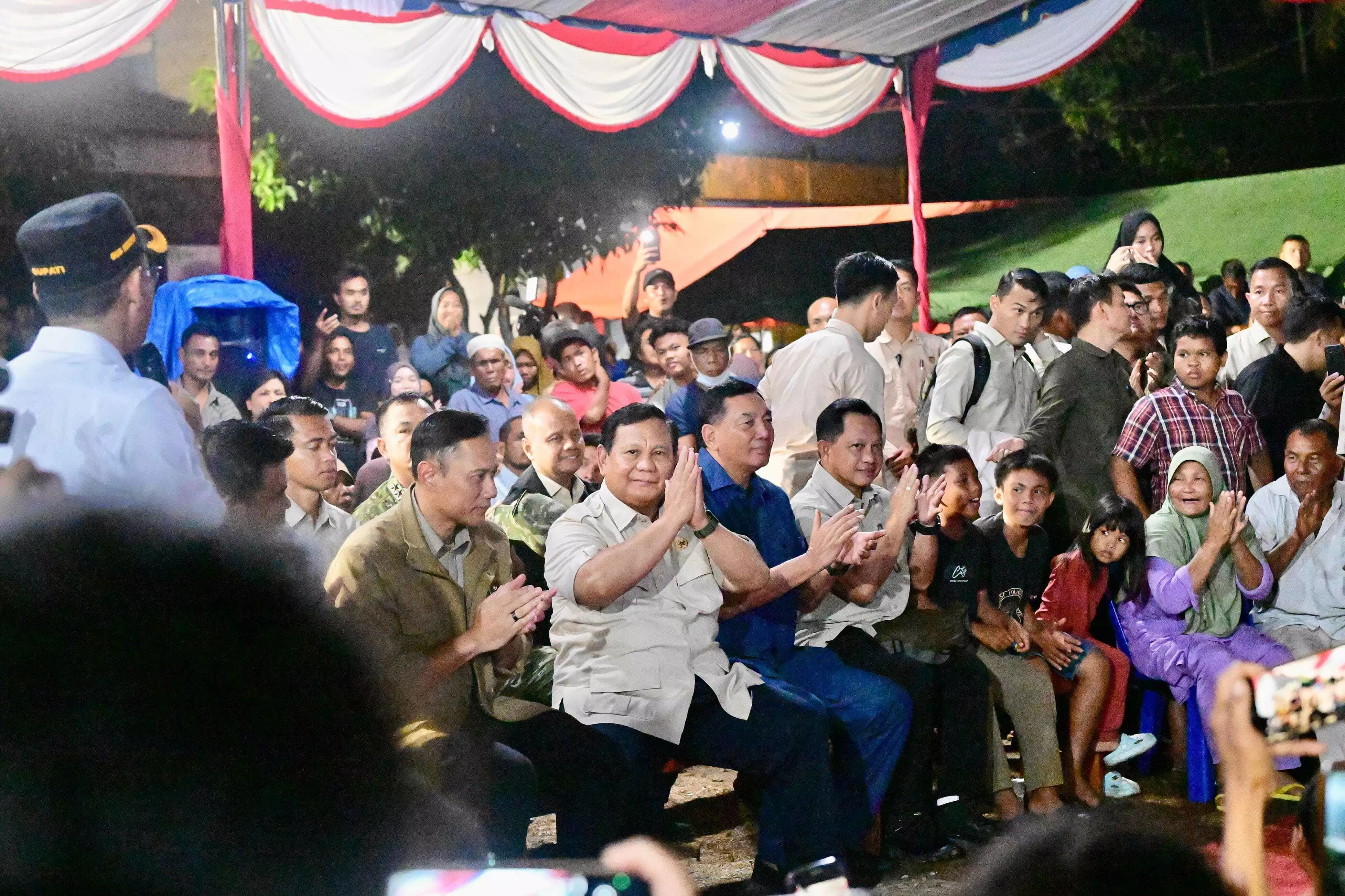 Malam Tahun Baru di lokasi bencana, Prabowo ajak warga berdoa bersama