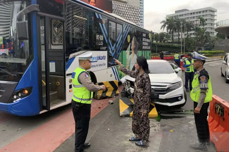 Polisi selidiki kecelakaan antara sedan dan bus Transjakarta di Jakpus