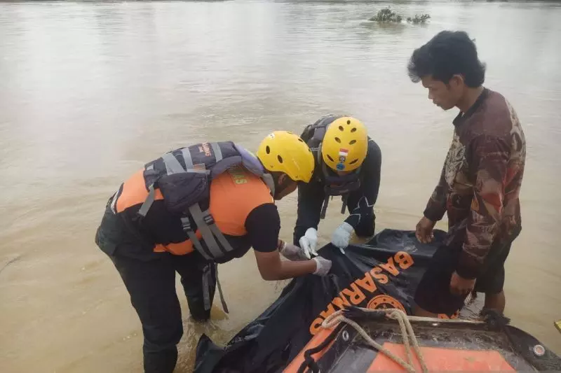 Tim SAR temukan korban tenggelam meninggal di Sungai Batanghari Tim SAR temukan korban tenggelam meninggal di Sungai Batanghari