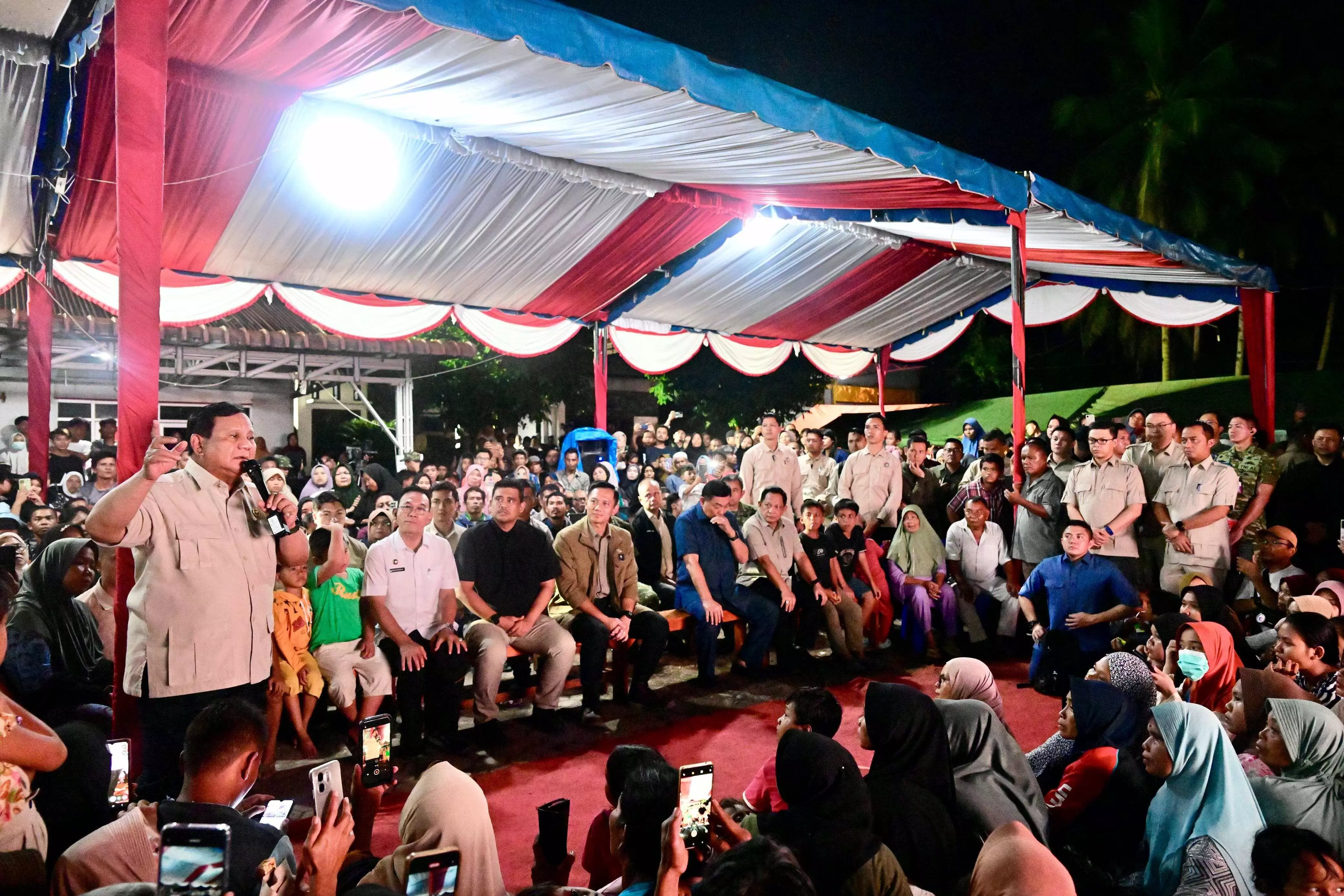 Presiden hadir di tengah warga terdampak bencana, pastikan pemulihan berjalan cepat Presiden hadir di tengah warga terdampak bencana, pastikan pemulihan berjalan cepat