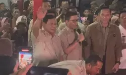 Prabowo nyanyi lagu nasional bersama pengungsi di malam tahun baru
