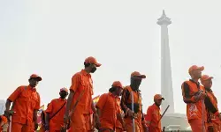 Gercep, pasukan oranye DLH bikin Jakarta bersih kembali usai Malam Tahun Baru