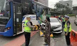 Polisi selidiki kecelakaan antara sedan dan bus Transjakarta di Jakpus