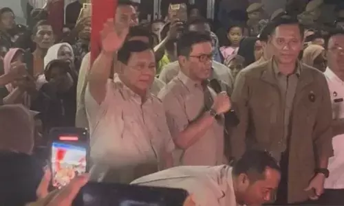 Prabowo nyanyi lagu nasional bersama pengungsi di malam tahun baru
