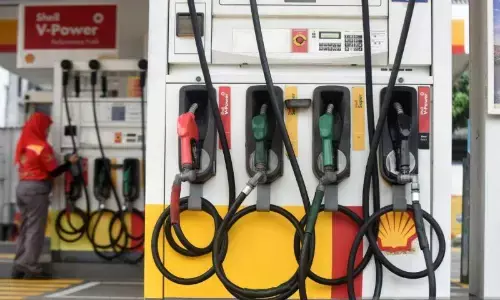 Per 1 Januari, harga BBM di Pertamina hingga Vivo kompak turun